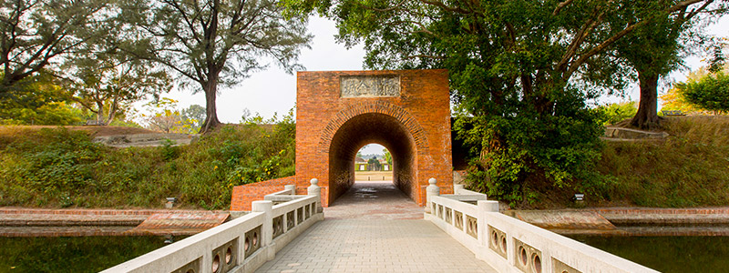 City gate stories, opening to the past and future