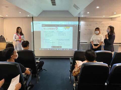 本校通识中心韩语讲师林祉受老师与韩籍助教朴在垣同学上课情形