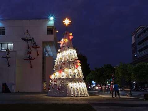 新营文化中心-圣诞树夜间照片