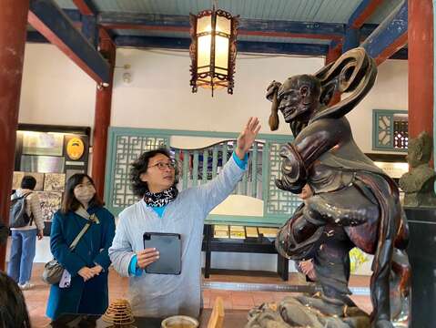 職人向遊客展示文物的歷史及藝術價值