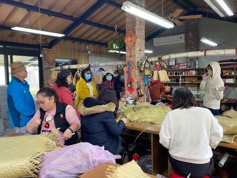 帶遊客深入「檨林藺草工坊」，了解藺草編織的工藝價值