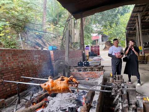烤乳豬及碳烤土雞等美食，讓遊客深刻感受農村山野魅力