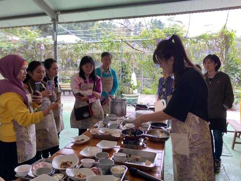 游客亲身参与竹笋料理的制作，深入感受农耕乐趣