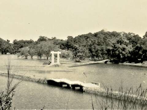 1953年由地方首长协力重建残破不堪的吊桥，成为第二代吊桥