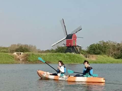 在德元埤水域划独木舟，可欣赏优美的埤塘风光