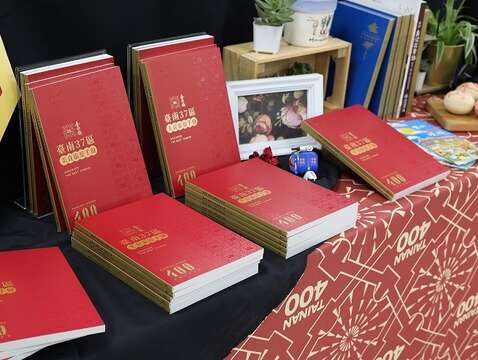 台南市观旅局出版「台南400台南37区美食旅游手册」