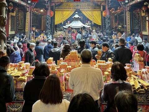 台灣首府天壇一早湧入大批民眾點香祈福