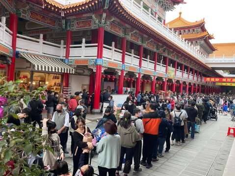 鹿耳门圣母庙举办一系列春节活动，许多民众排队希望能求得祝福