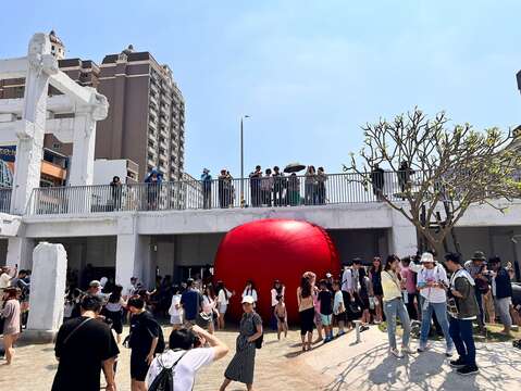 紅球本日出現在河樂廣場吸引許多民眾拍照打卡