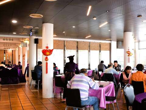 在歸仁地區頗有名氣的「阿菊食堂」，不只在地人，也吸引許多外來觀光客造訪。(張耘書拍攝)