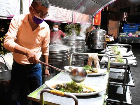 抱持著濃厚興趣，筆仔師（蘇瑞弼）跟著父親辦桌，28歲時就接下家業。（張耘書拍攝）_0