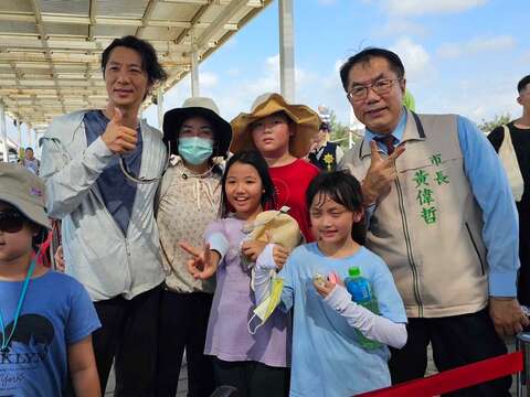 黄伟哲市长与现场民众互动