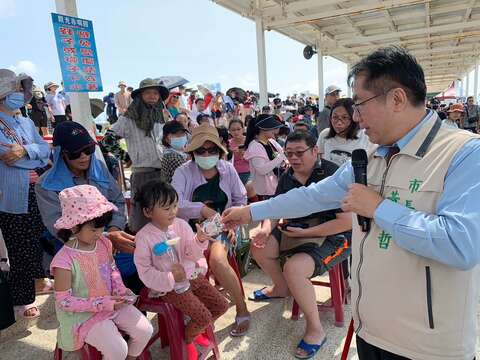 黃偉哲市長與現場參與的小朋友們互動