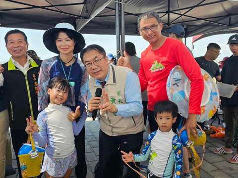 黃偉哲市長與前來參與挖文蛤的民眾開心合影