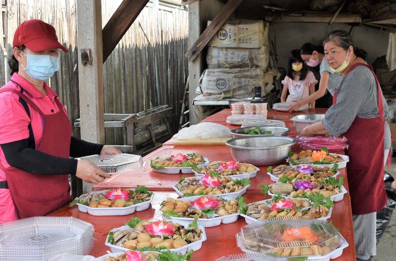 家族多從事餐飲，陳進明辦桌自然也是一家人協力動員。（張耘書拍攝）