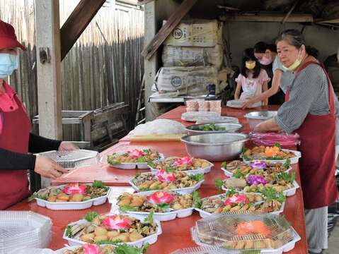 家族多从事餐饮，陈进明办桌自然也是一家人协力动员。（张耘书拍摄）