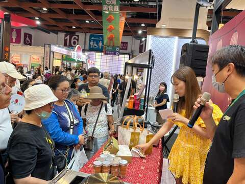 「吻钻糖半熟乳酪塔专门店」带来「花花萝蜜雅饼乾」