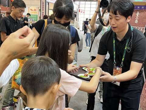 芥末毛豆及毛豆香腸香氣四溢