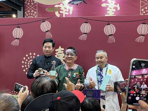 (左起)台菜王子黄景龙师傅、东香台菜大头师、骆进汉师傅三大名厨合体台南馆