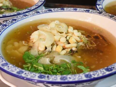 從傳統的臺式魚翅羹到創意菜，歸仁施家班餐飲宴席都能輕鬆端上桌。（張耘書拍攝）