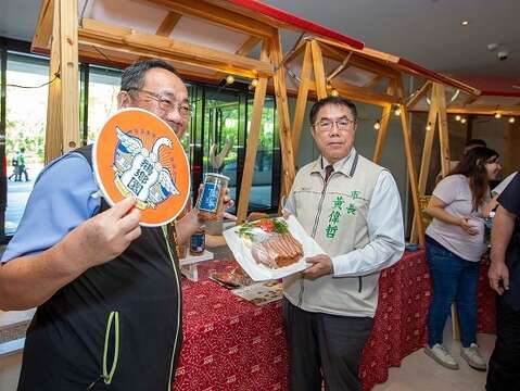 在地業者「鵝鄉園」與市長合影