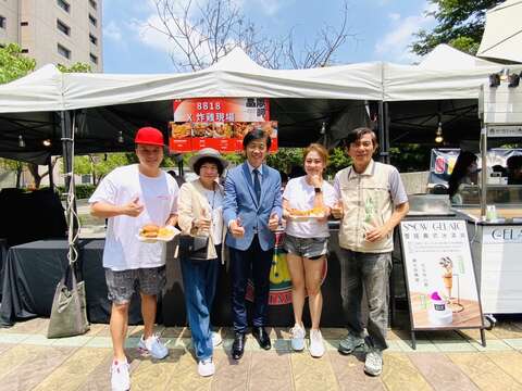 台南老牌炸鸡披萨店家8818结合炸鸡现场品牌