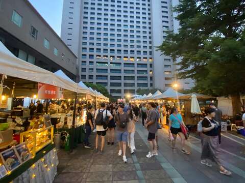 府城汉堡啤酒节民众前来一饱口福