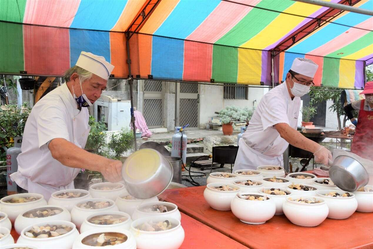 蘇嘉進(左)辦宴十分重視煮家與賓客趕受，他親自上陣，精準的掌握每一場宴席。（張耘書拍攝）