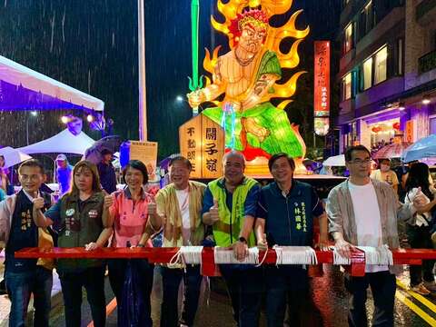 長官貴賓在雨中拉不動明王燈車