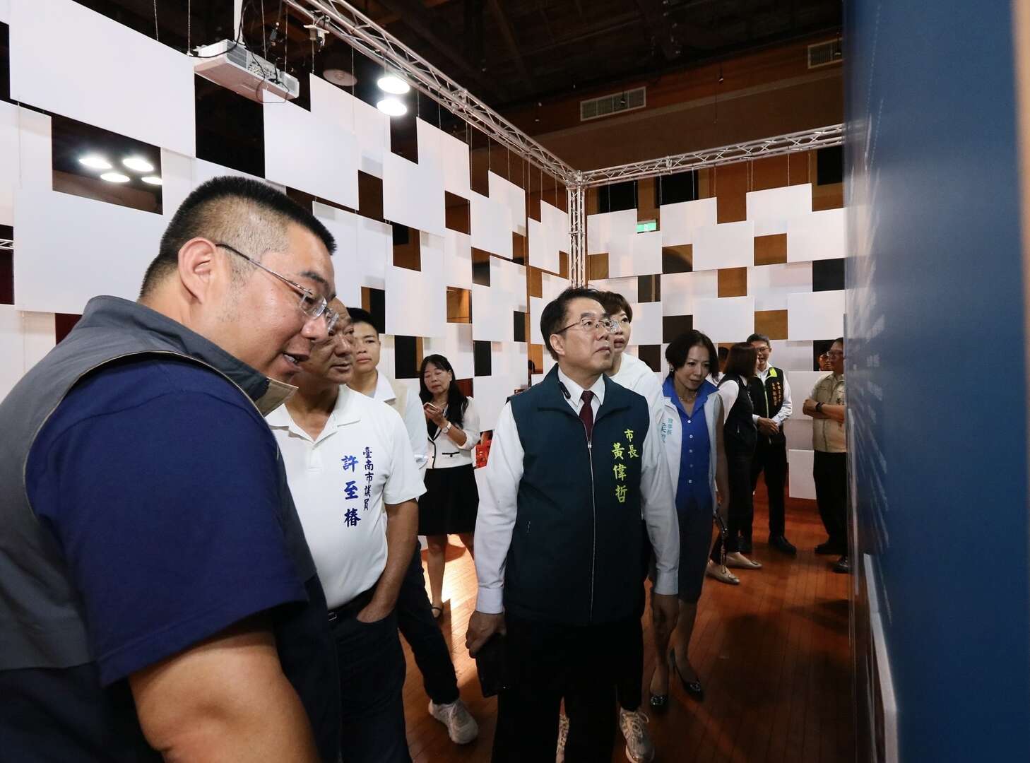 市長觀看展覽