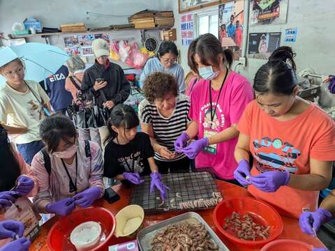 「在地传统火烧虾场」与在地职人一起参与手工拨壳、晒虾的过程