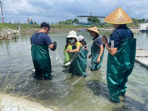 「蟹蟹好友來報到場」穿上青蛙裝，體驗數魚苗、拋網、划竹筏船等