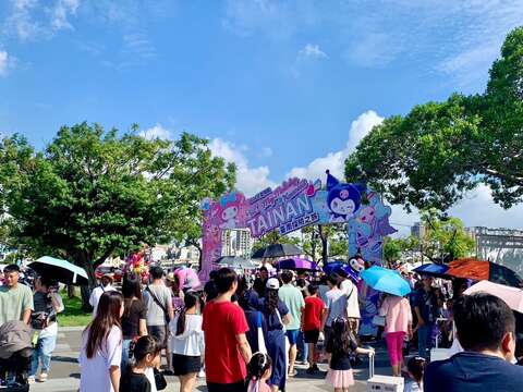 今日活动现场吸引近2万名粉丝朝圣