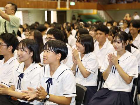 市长莅临会场神边旭高中学生热烈鼓掌