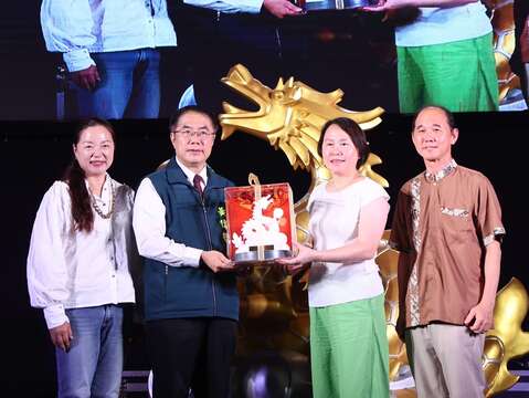 龍來南科FUN光芒-黃偉哲市長致贈龍來台灣主燈予國科會南科管理局鄭秀絨局長