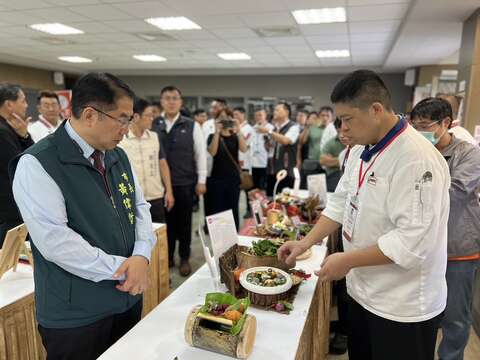 選手向市長介紹作品