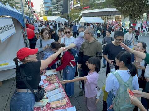 台南市觀旅局於熊本台灣祭設攤，吸引當地民眾駐足了解台南。