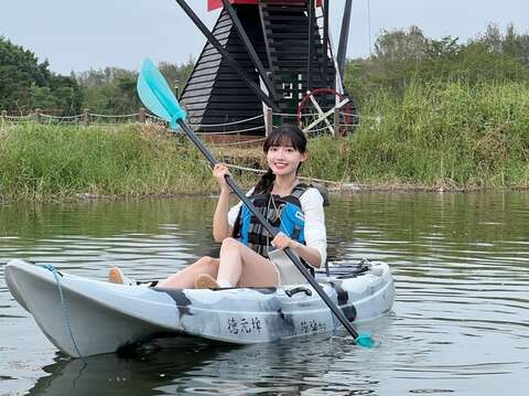 啦啦隊女孩少鹽在美麗的風車前體驗獨木舟