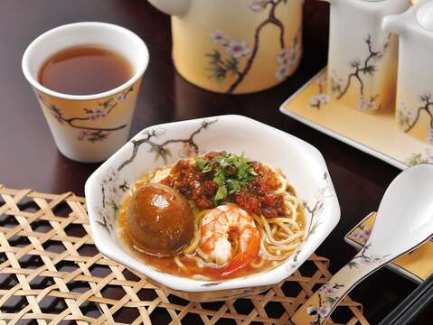 遵循古法養鍋，維持肉燥的味道，才能呈現色、香、味俱全的擔仔麵。（府城食府提供）