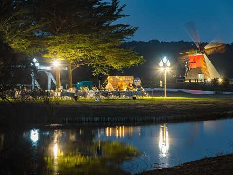 露营夜宿欣赏荷兰村风车夜间美景