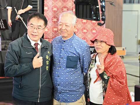 市長與民眾穿搭臺南400專屬衣服合影