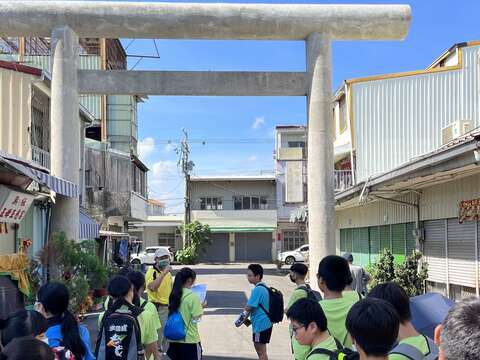 在专业导览人员的带领下，游客从鸟居出发