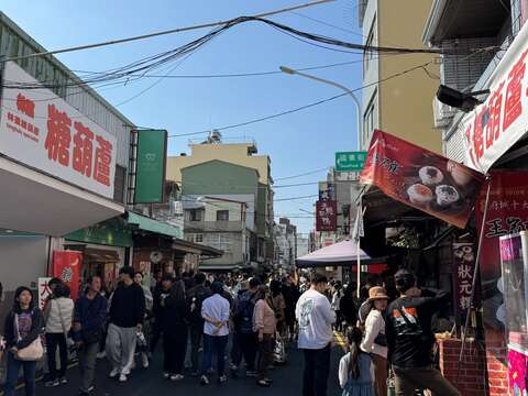 天气暖和正兴街人潮出游