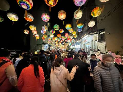 游客前往普济灯会欣赏灯笼