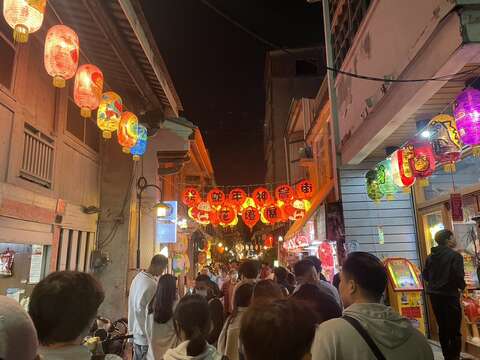 神农街逛街人潮