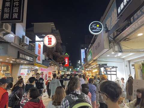 游客到国华街逛街吃美食