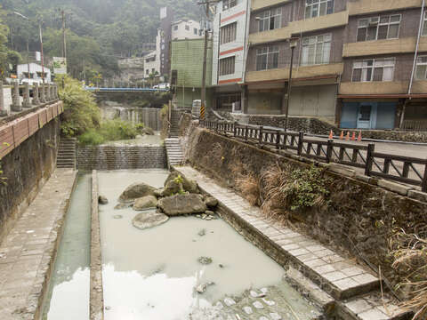 春暖花開遊山區，美食泡湯正得時