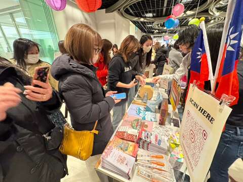 活动现场展示台南观光日语文宣品吸引民众驻足