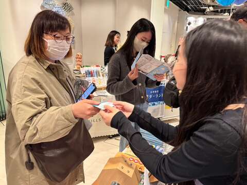 民众现场翻阅参考台南市观光地图