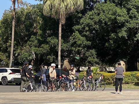 游客骑脚踏车轻松遨游虎头埤园区